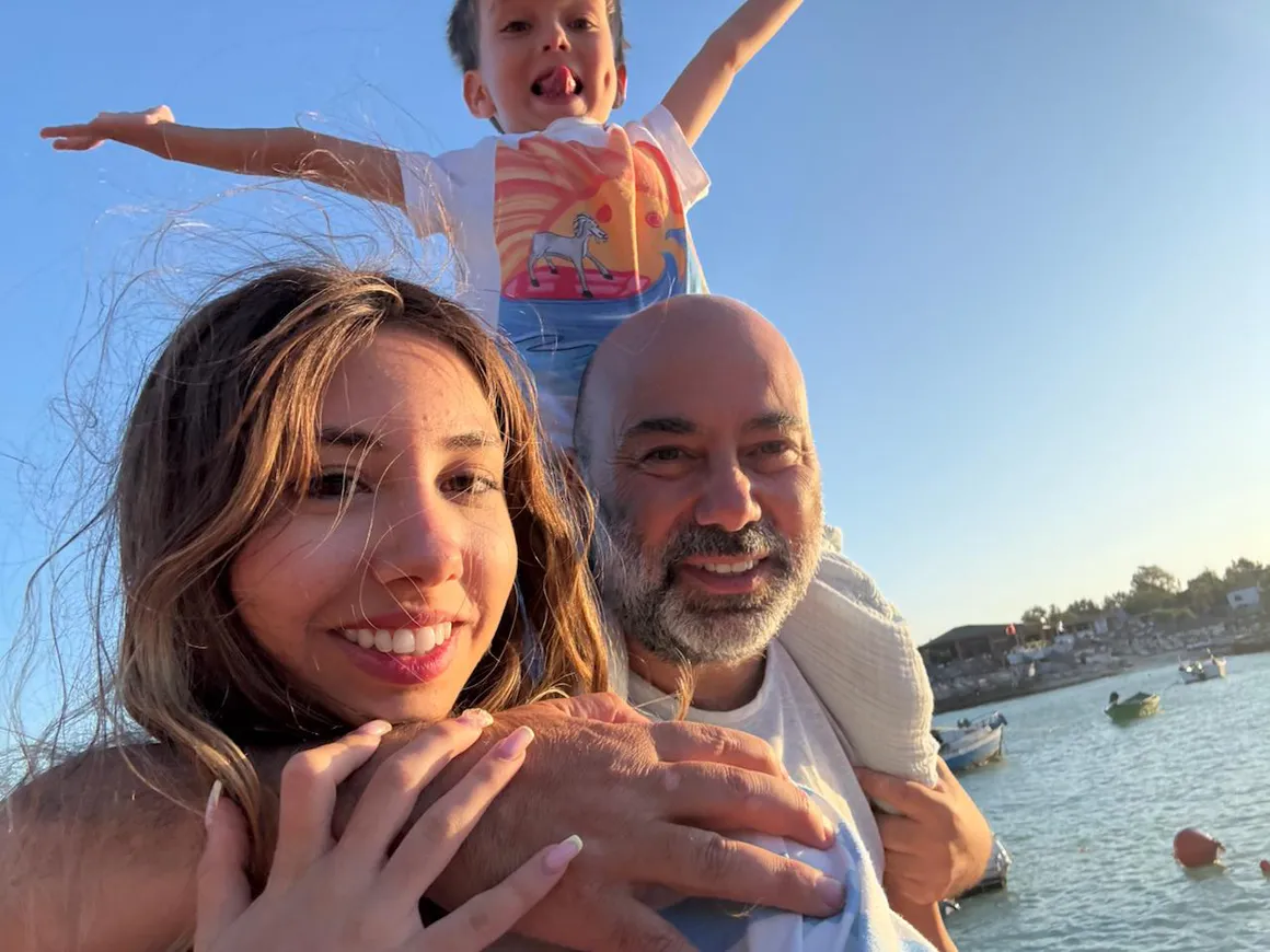Çağrı Öztoksoy with his family by the sea