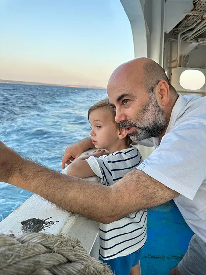 Çağrı Öztoksoy and his child at sea